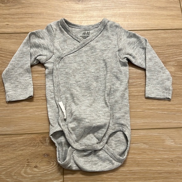 H&M One Pieces Hm Organic Cotton Onesie Size 24 Months Gray Gender